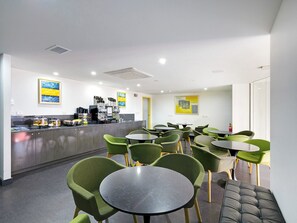 Breakfast area - ValueSuites Green Square (Alexandria)
