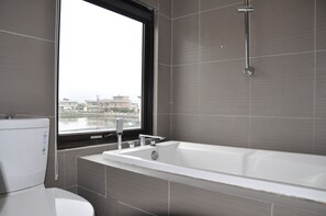 Comfort Quadruple Room (202) | Deep-soaking bathtub - Yutian House (Jiaoxi)
