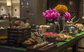 3 restaurants; breakfast, lunch, and dinner served - Regent Chongqing (Chongqing)