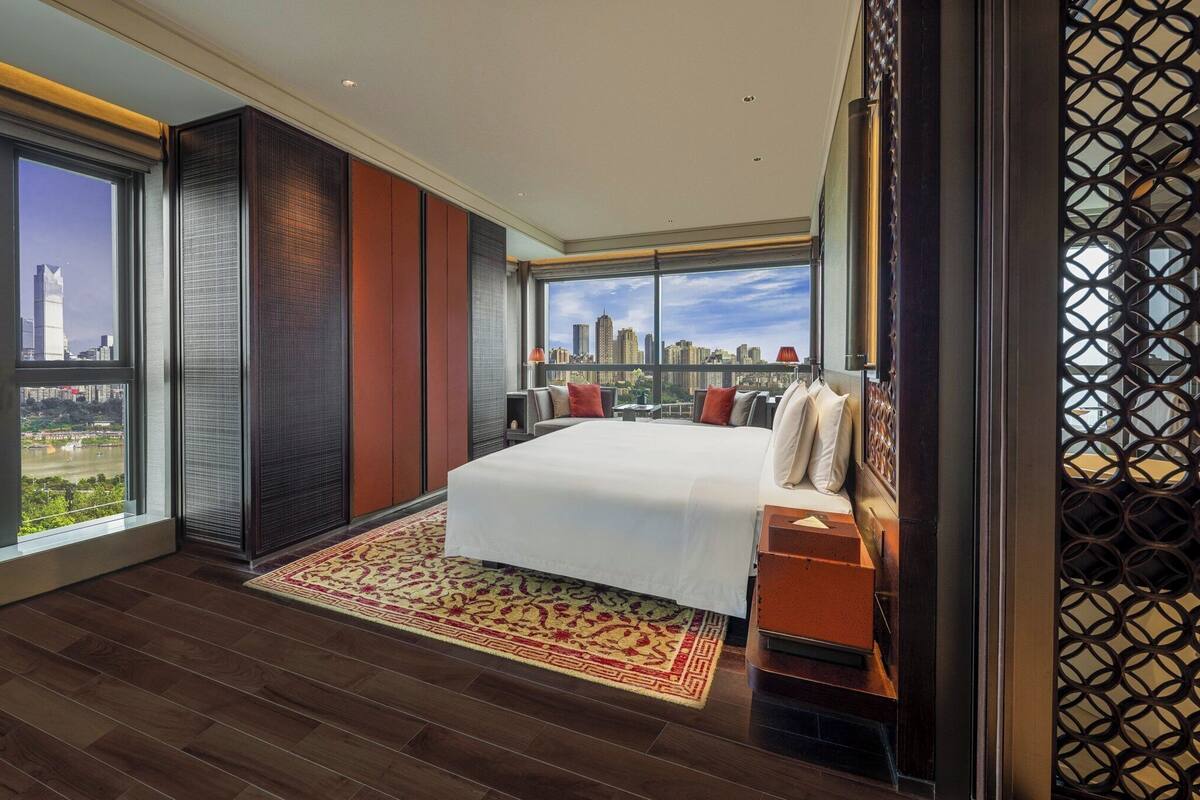 1 bedroom, premium bedding, down duvets, minibar