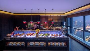 Ein Buffet mit verschiedenen Speisen und Blick auf die Stadt.
