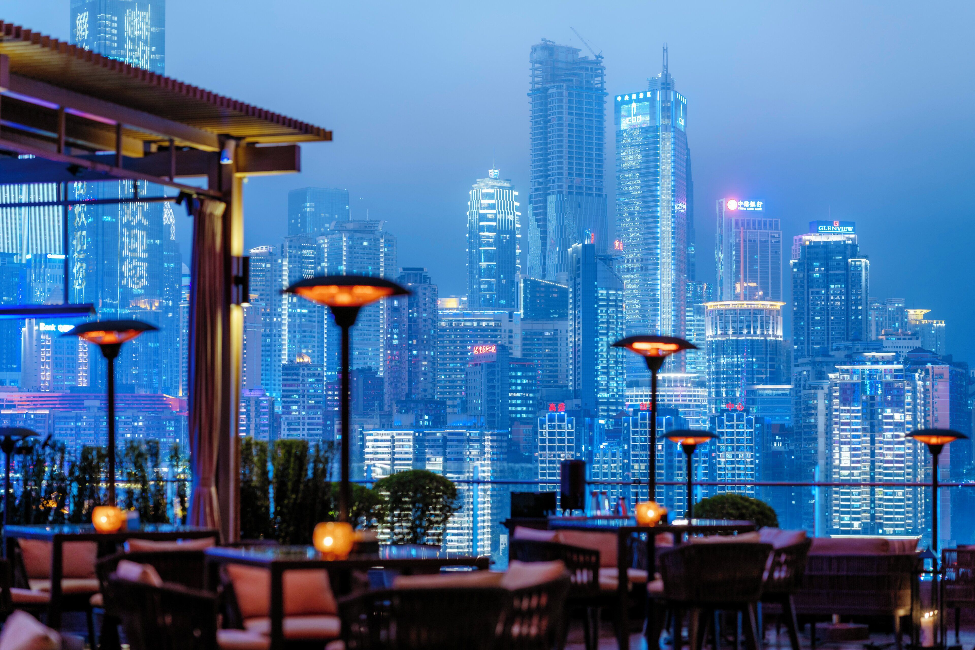 3 restaurants; breakfast, lunch, and dinner served