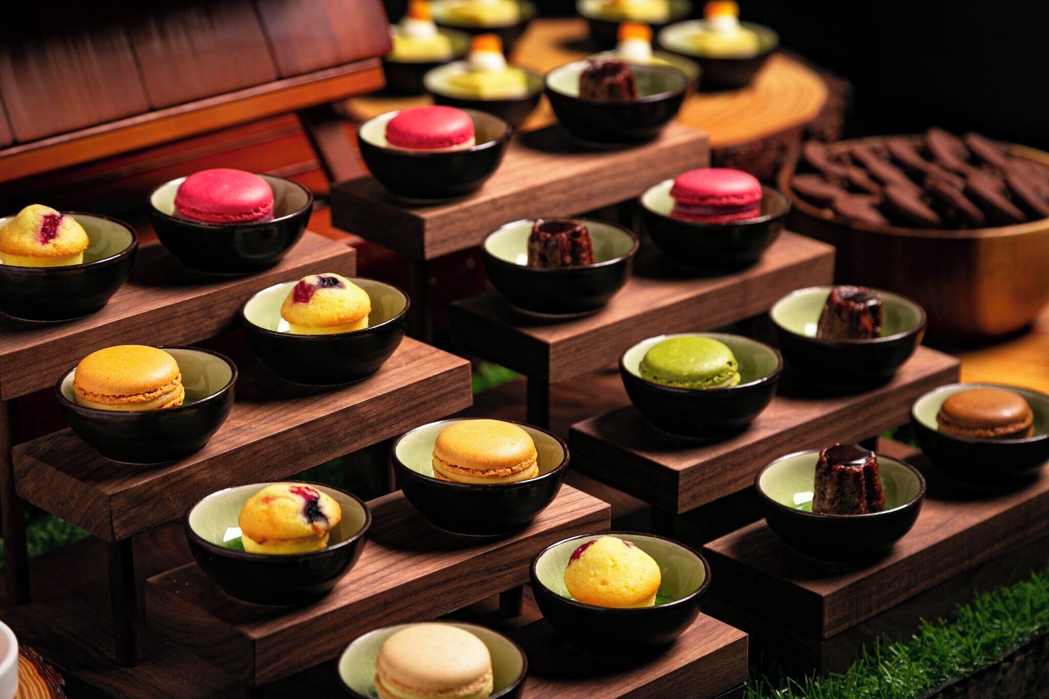 Verschiedene Desserts auf Holztischen angerichtet.