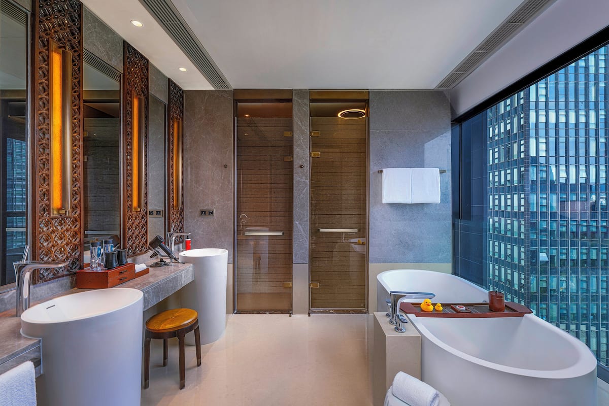 Separat badekar og dusj, regndusjhode og designertoalettartikler