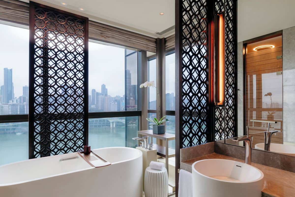 1 bedroom, premium bedding, down duvets, minibar