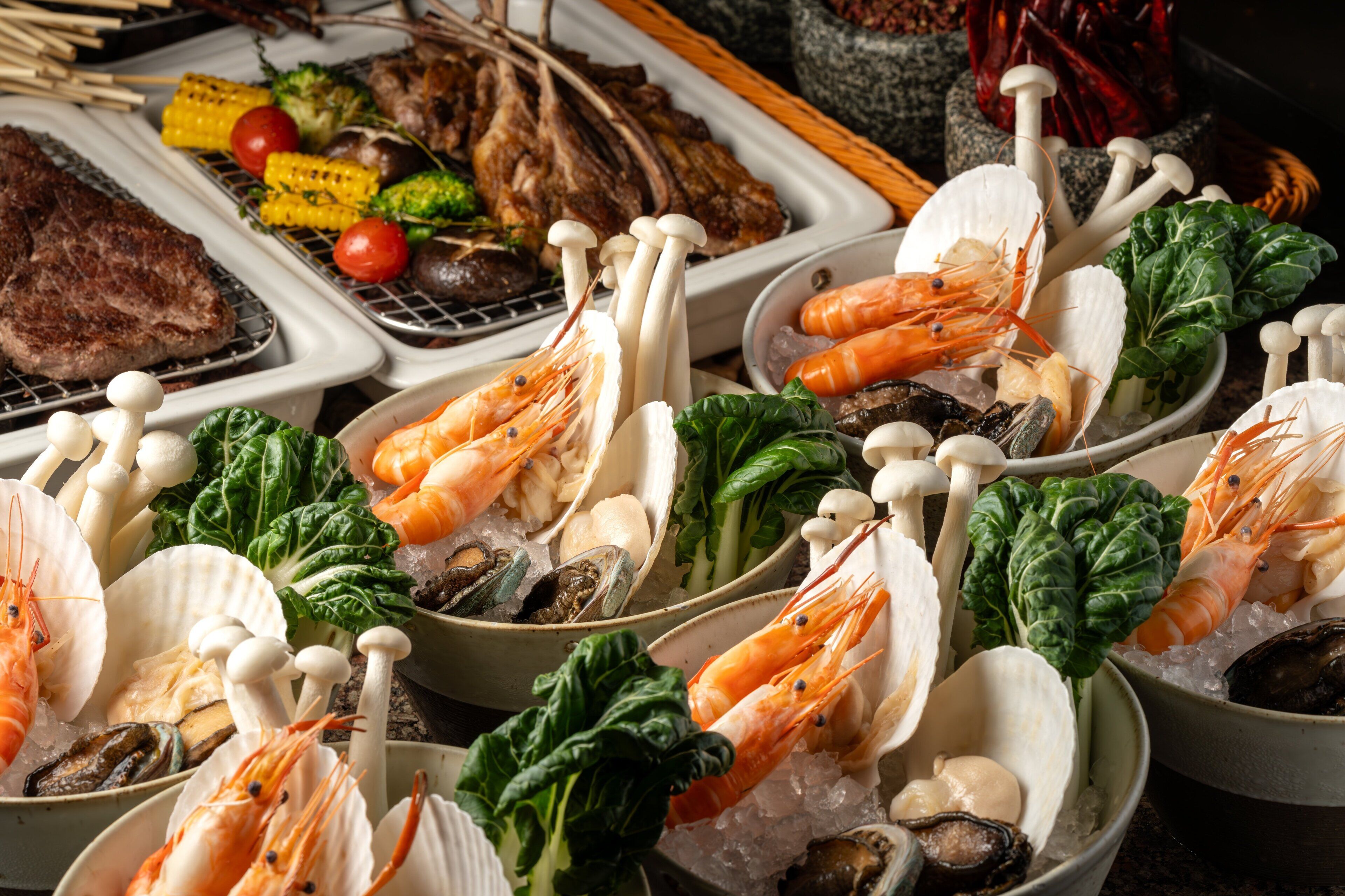 Un assortiment de fruits de mer, notamment des crevettes, des palourdes et des huîtres, servis sur un lit de glace avec des légumes.