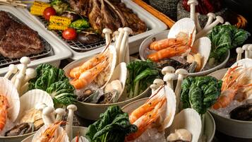 Un assortiment de fruits de mer, notamment des crevettes, des palourdes et des huîtres, servis sur un lit de glace avec des légumes.