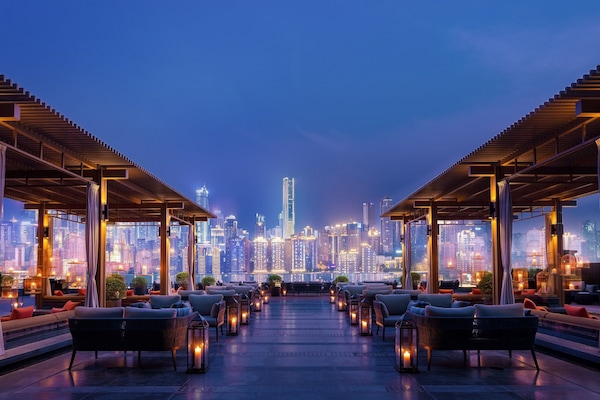 2 bars/lounges