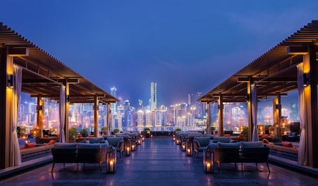 2 bars/lounges
