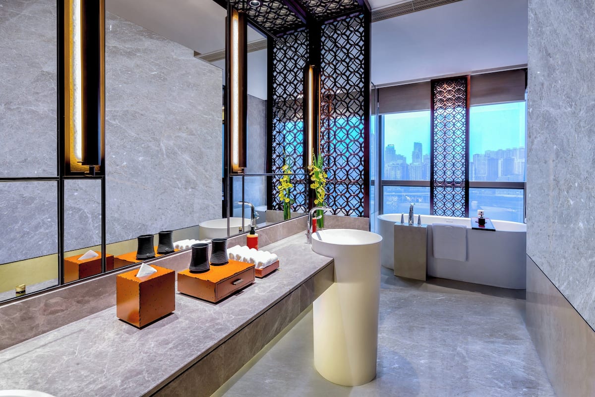 Bañera y ducha independientes y cabezal de ducha tipo lluvia