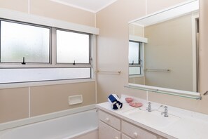 Family House, 2 Bedrooms, Partial Ocean View | Bathroom - Waitangi Beach House (Paihia)
