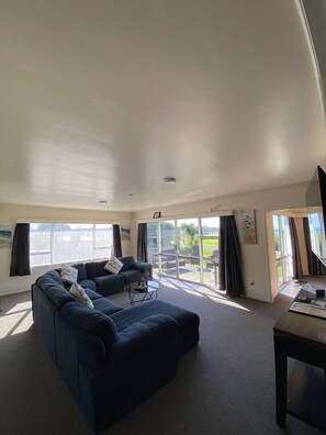 Casa familiar, 4 habitaciones, vista parcial al océano | Área de sala de estar | Televisión de pantalla plana