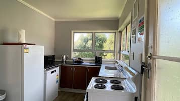 Casa familiar, 4 habitaciones, vista parcial al océano | Cocina privada | Refrigerador con congelador, microondas, horno y parrilla de estufa