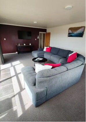 Family House, 2 Bedrooms, Partial Ocean View | Living area