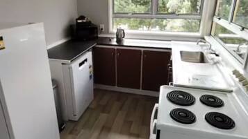 Family House, 2 Bedrooms, Partial Ocean View | Dapur peribadi | Peti sejuk/penyejuk beku saiz penuh, ketuhar gelombang mikro, ketuhar