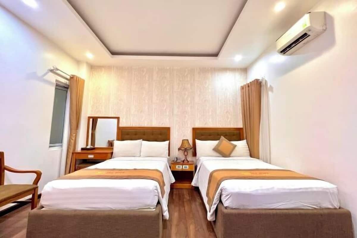 Minibar, pengeskab på værelset, skrivebord, gratis Wi-Fi