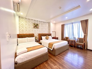 Kamar Keluarga, pemandangan kota (2 Double Beds ) | Minibar, brankas, meja kerja, dan Wi-Fi gratis