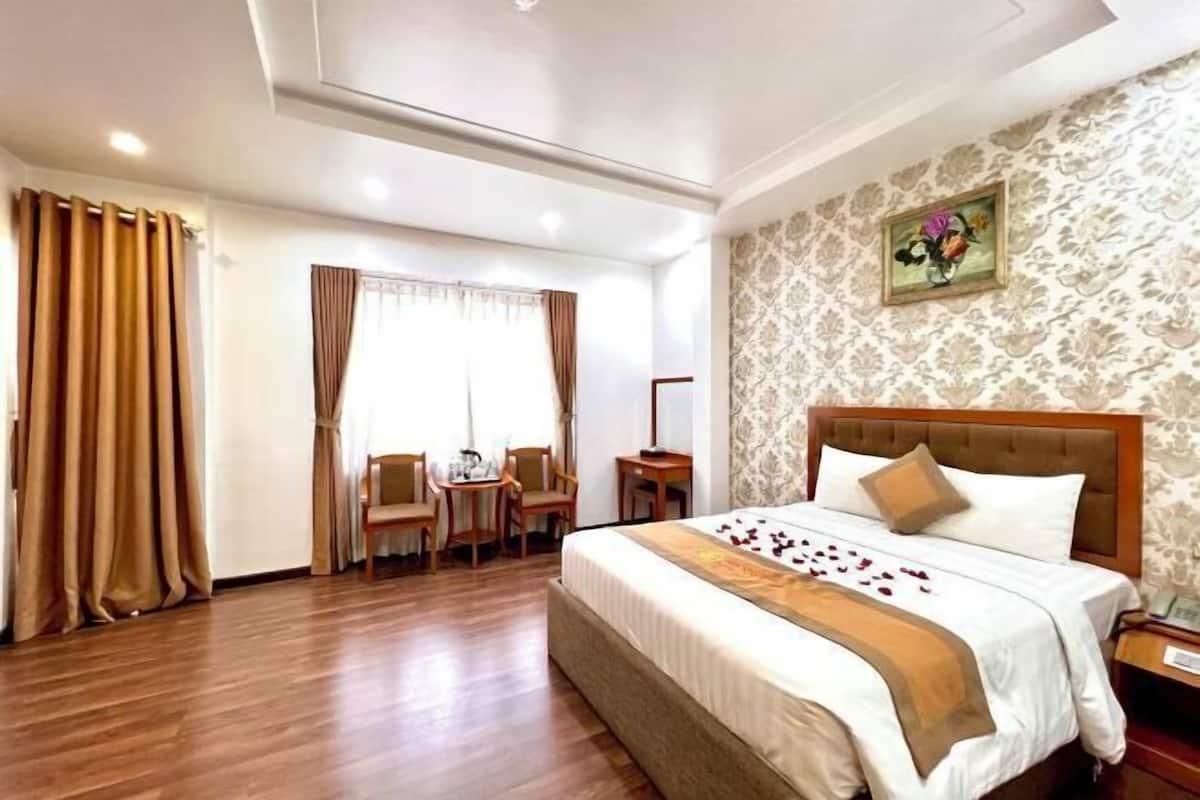 Minibar, in-room safe, desk, free WiFi