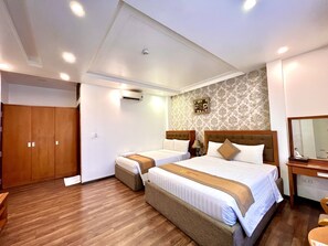 Chambre Familiale, vue ville (2 Double Beds )