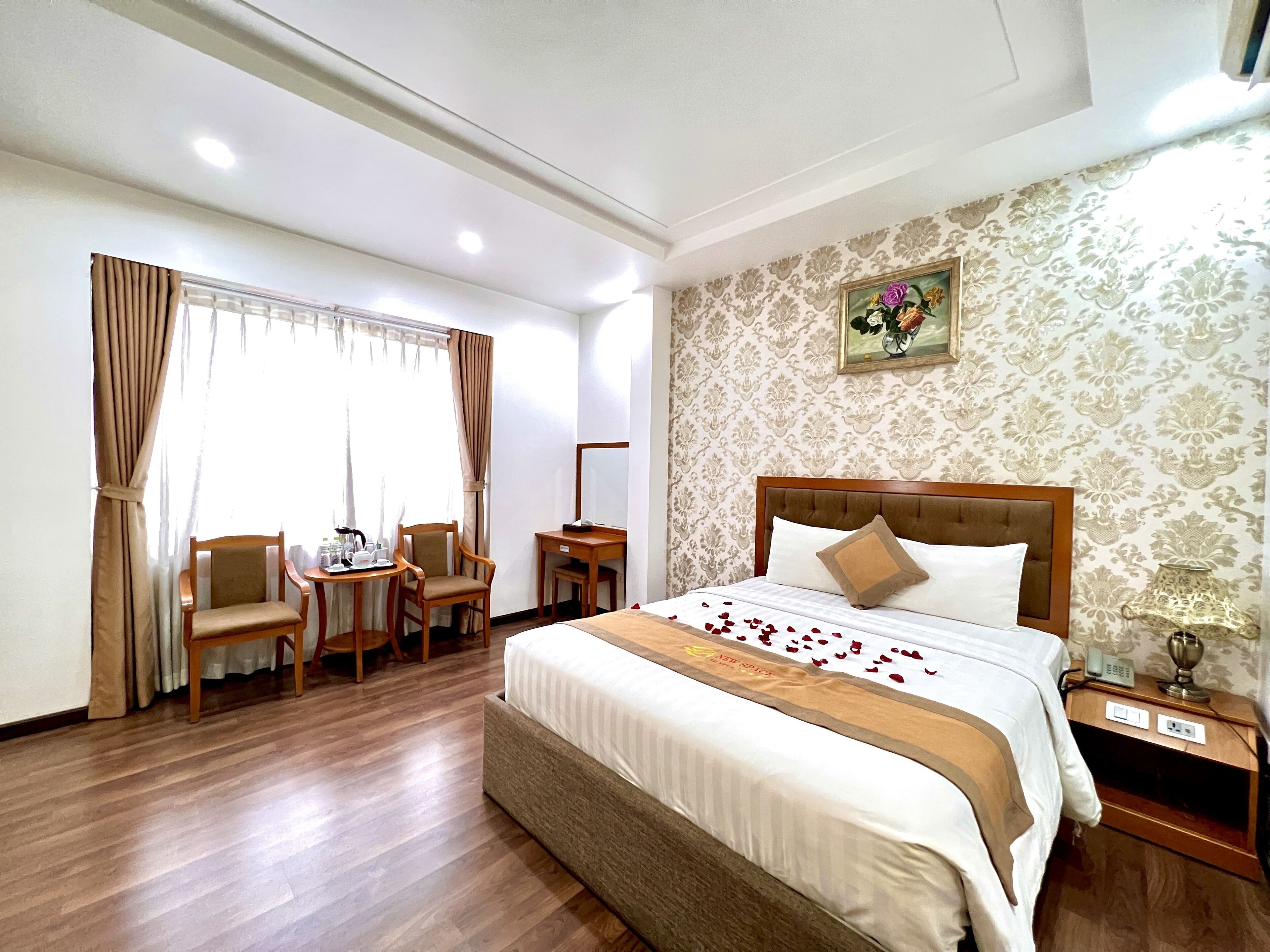 deluxe double room | 1 bedroom, minibar, in-room safe, desk