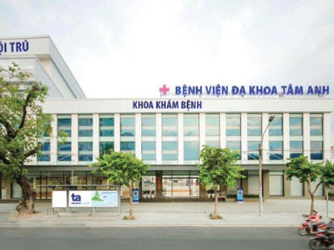 A modern building with a sign that reads 'Bệnh Viện Da Khóa Tâm Anh' and 'Khoa Kham Binh'.
