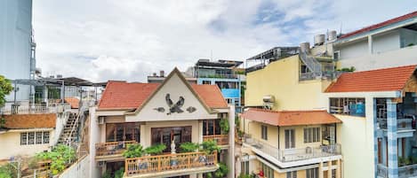 Un immeuble à plusieurs étages doté de balcons, d’une cour intérieure et d’un emblème distinctif représentant un aigle.