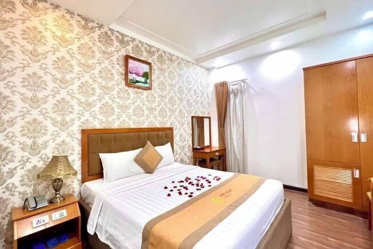 Minibar, in-room safe, desk, free WiFi
