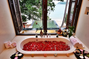 Deluxe Pool Villa Ocean View | Bathroom amenities | Rainfall showerhead, free toiletries, hair dryer, bathrobes