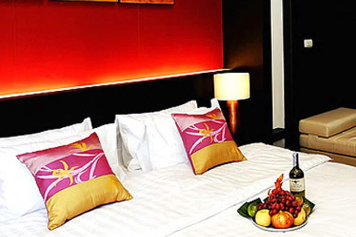 Deluxe Villa, Garden View | Minibar, in-room safe, desk, blackout drapes