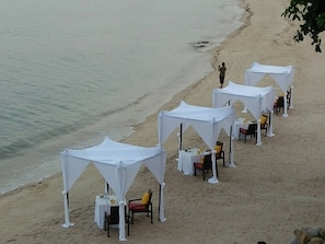 2 restaurants; lunch and dinner served
