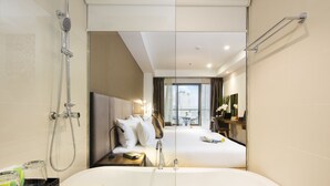 Minibar, in-room safe, desk, blackout curtains - Seaesta Nha Trang Hotel (Nha Trang)