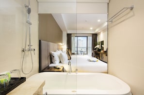 Minibar, Zimmersafe, Schreibtisch, Verdunkelungsvorhänge