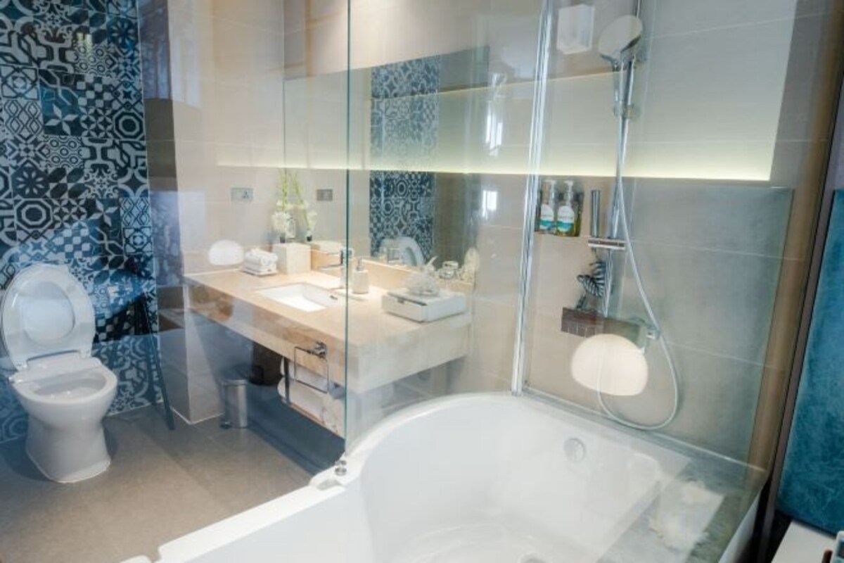 Ducha y bañera combinadas y bañera profunda