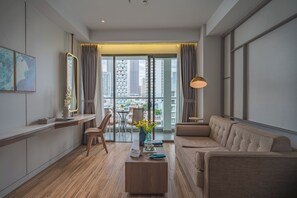 Minibar, safe på rommet, skrivebord og blendingsgardiner