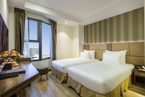 Minibar, in-room safe, desk, blackout drapes - Seaesta Nha Trang Hotel (Nha Trang)