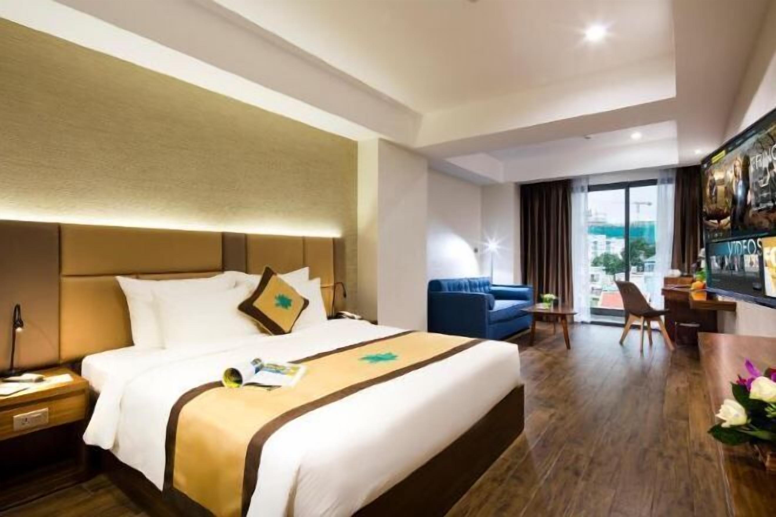 Minibar, Zimmersafe, Schreibtisch, Verdunkelungsvorhänge