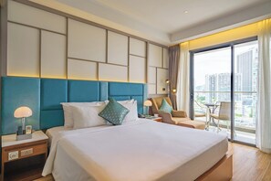 Minibar, safe på rommet, skrivebord og blendingsgardiner