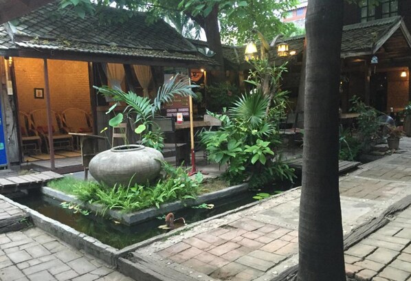 Terrace/patio - Baan Lansa Bed & Bar - Hostel (Chiang Mai)