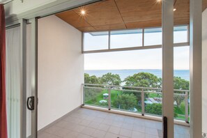 Ático ejecutivo, 3 habitaciones, vistas al mar | Balcón