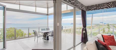 Penthouse Executive - 3 sovrum - havsutsikt | Vardagsrum | 50-tums platt-tv med digitalkanaler, tv och dvd-spelare