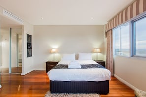 In-room safe, iron/ironing board, free cribs/infant beds, free WiFi - Spinnakers by Rockingham Apartments (Rockingham)