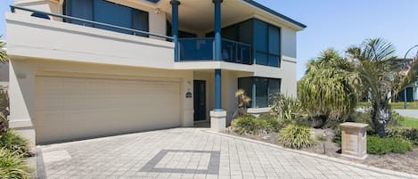 Tabla de planchar con plancha, cunas gratuitas y wifi gratis