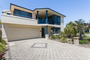 Iron/ironing board, free cots/infant beds, free WiFi, bed sheets - Seahaven Villas by Rockingham Apartments (Rockingham)
