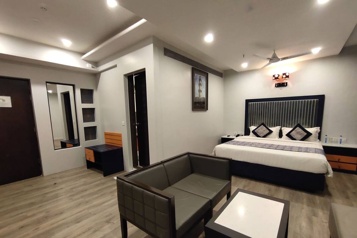 Premium bedding, minibar, in-room safe, desk