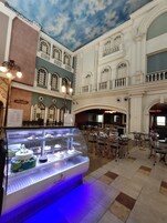 Se ofrece un desayuno bufé todos los días (por un coste adicional)