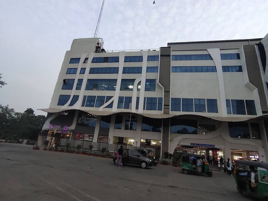 Un edificio moderno con varios pisos y grandes ventanales.