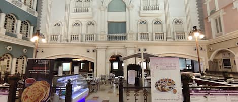 Aperto a colazione, pranzo e cena, cucina internazionale