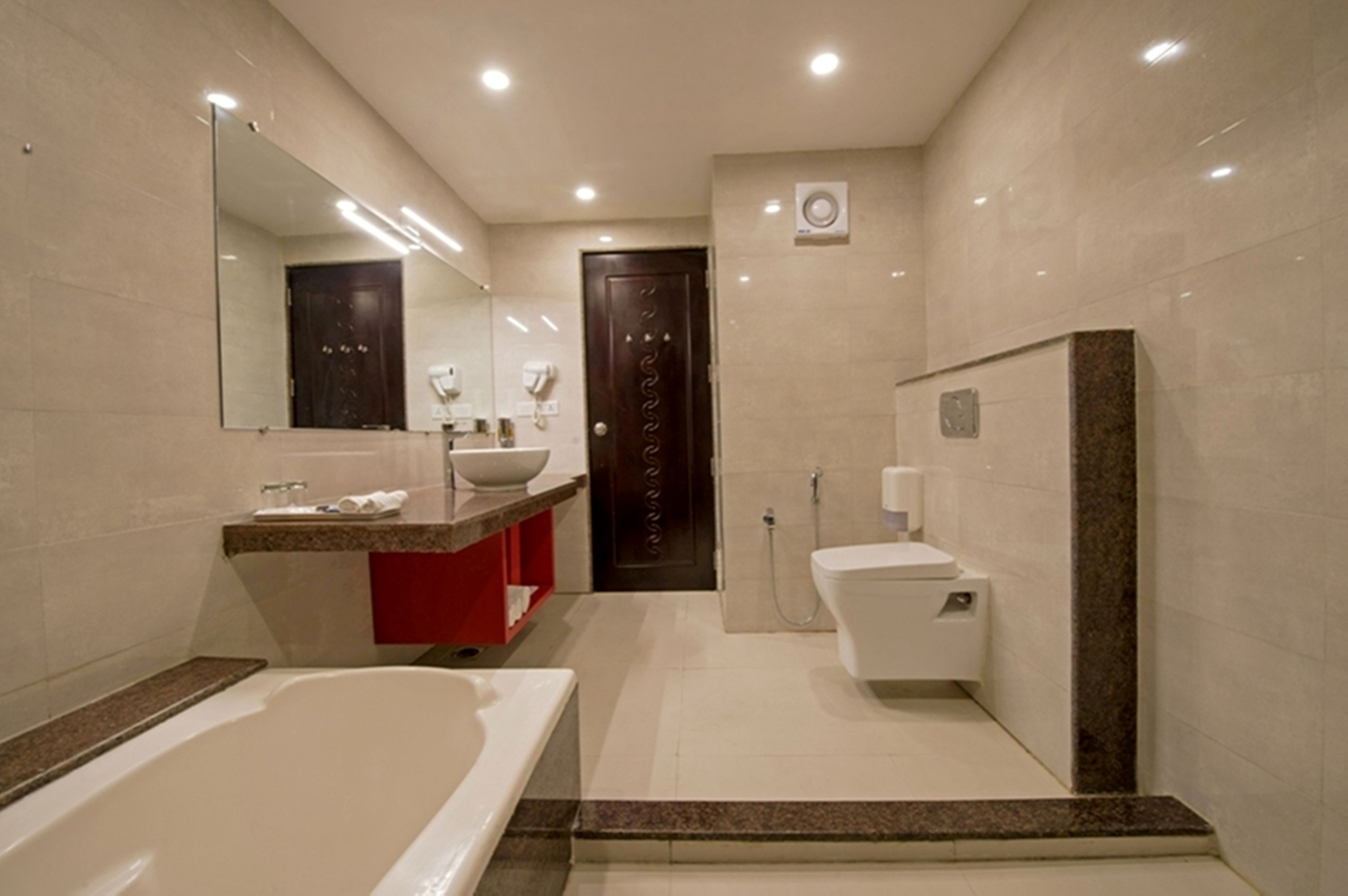 Un baño moderno con bañera, lavamanos e inodoro.