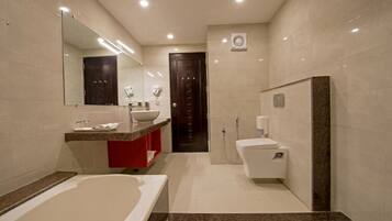 Un baño moderno con bañera, lavamanos e inodoro.