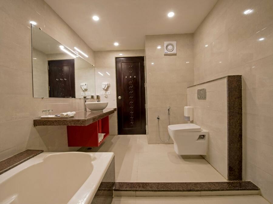 Un baño moderno con bañera, lavamanos e inodoro.